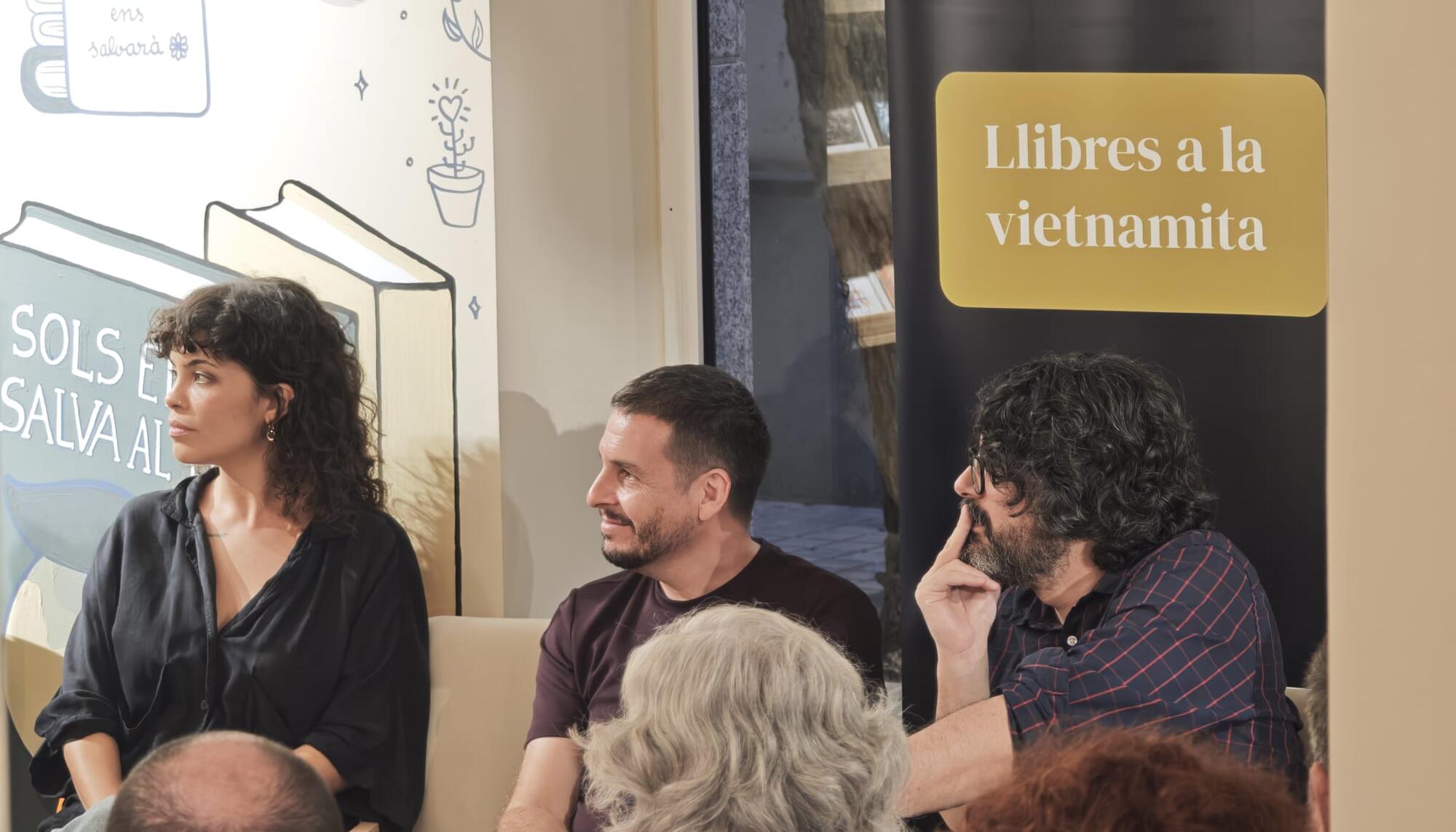 Rose Hurtado, Pau Alabajos i Ricard Chulià a la presentació del llibre 'Memòria del fang'
